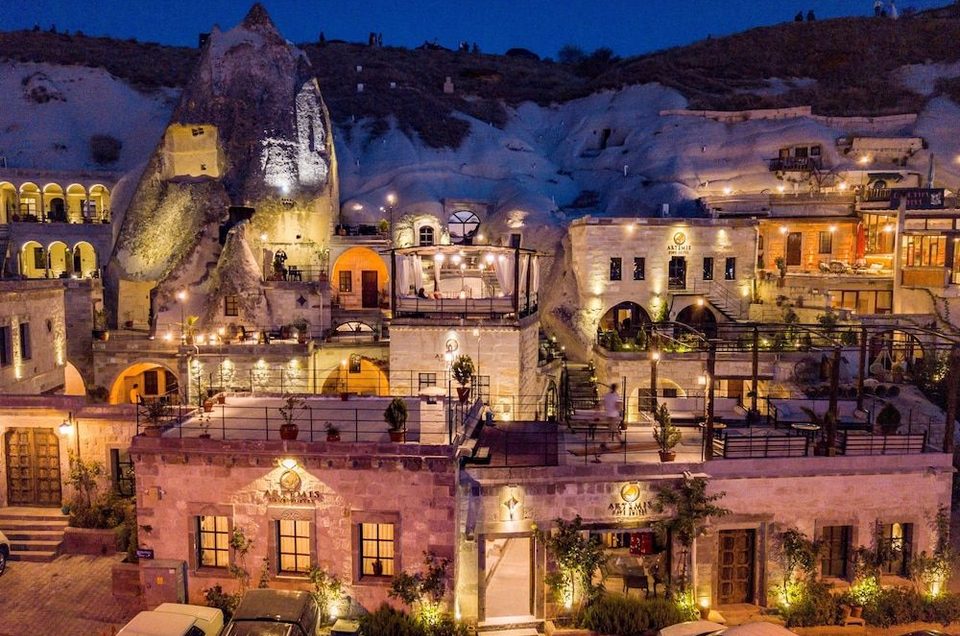 Kapadokya Kış Masalı: Artemis Cave Suites Göreme’de Kişi Başı 8.850 TL’den Başlayan Fiyatlarla 2 Gece Balon Manzaralı Kaçamak